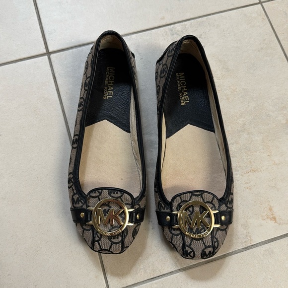 Flats - Picture 1 of 7